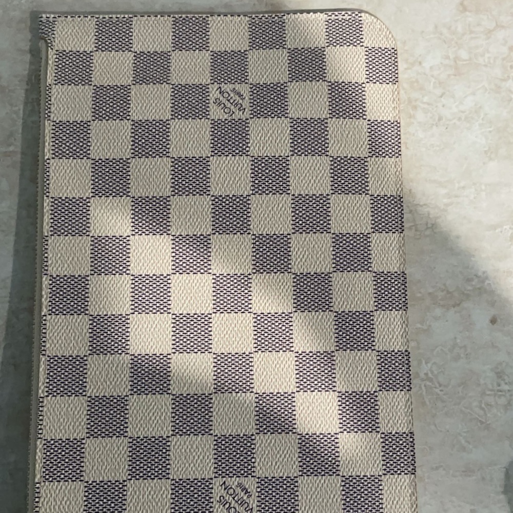 Never full pouchette